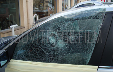 Suite à un acte de vandalisme, une vitre équipée d'un film de sûreté et sécurité pour vitrages automobiles reste en place même lorsque le verre est brisé.
