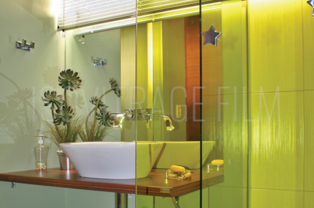 Illustration de décoration intérieure avec l'application d'un film décoratif jaune sur la paroi vitrée pour donner du peps à la salle de bain