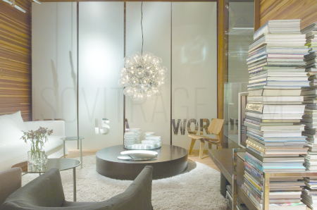 Illustration de l'utilisation d'un film décoratif dépoli avec découpe de lettrage pour préserver sérénité et concentration dans cette bibliothèque