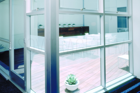 Illustration de l'utilisation d'un film décoratif à motif de fines rayures givrées pour préserver l'intimité en limitant la vue vers la terrasse
