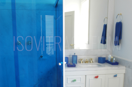 Illustration de l'harmonisation de l'architecture intérieure avec l'application d'un film décoratif bleu sur la paroi de la cabine de douche