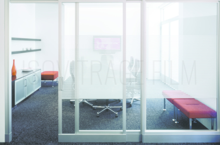 Illustration de l'utilisation d'un film décoratif à larges bandes givrées pour préserver la confidentialité des échanges professionnels