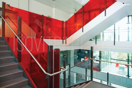 Illustration d'une idée d'aménagement intérieur avec l'application d'un film décoratif rouge sur les garde-corps en verre d'un escalier