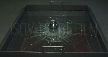 Illustration de la méthode d'évaluation du test de résistance au vandalisme des systèmes de vitrages par le jet d'objet, transposable au film de sûreté et de sécurité pour vitrage